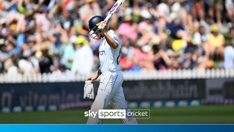 England&#39;s Jacob Bethell waves to the crowd as he leaves the field after he was dismissed on 96 runs during play on day two of the second cricket test between New Zealand and England at the Basin Reserve in Wellington, New Zealand, Saturday, Dec.7, 2024. (Andrew Cornaga/Photosport via AP)


